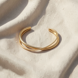 Pulseira elegante dourada entrançada