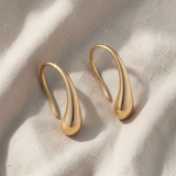 Brincos pendentes dourados elegantes
