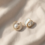 Brincos de dourado luxuosos com opala branca cintilante e pérolas elegantes