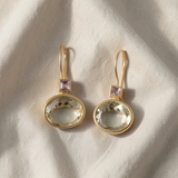 Brincos elegantes em dourado e verde