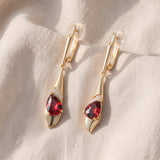 Brincos elegantes com um rubi vermelho encantador