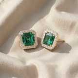 Brincos elegantes com pendente de esmeralda
