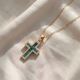 Colar elegante dourado com uma cruz adornada com esmeralda