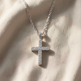 Colar elegante com cruz