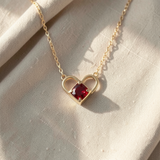 Colar elegante com pendente de granada vermelha natural
