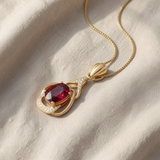 Colar dourado elegante com cristal vermelho cintilante