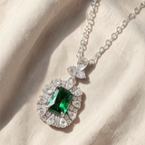 Colar de prata majestoso com um pendente de cristal esmeralda cintilante e um elegante halo