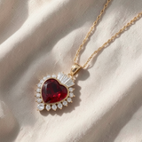 Colar elegante com rubi e moissanite cintilante