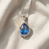 Colar com pendente em forma de lágrima azul-safira