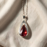Colar elegante de prata com pendente em forma de lágrima de cristal vermelho-rubi