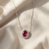 Colar com moissanite e rubi cintilantes