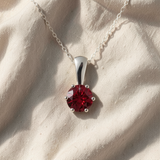 Colar elegante com pendente de cristal cintilante