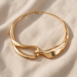 Colar choker dourado elegante com textura marcante