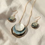 Conjunto elegante com pedras azuis em camadas