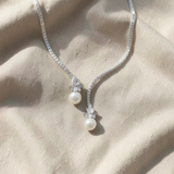 Colar elegante e brilhante adornado com belas pérolas