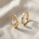 Brincos de argola dourados elegantes com motivo floral