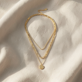 Colar dourado elegante em camadas, com corrente tipo clipe de papel e pendente em forma de moeda