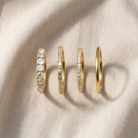 Anéis dourados elegantes para usar em conjunto, com zircões brilhantes