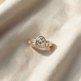 Anel dourado elegante com cristal brilhante