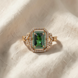 Anel real com uma magnífica esmeralda verde