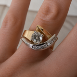 Anel vintage dourado e prateado com design irregular e zircões cintilantes