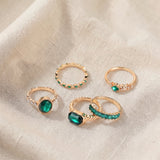 Zarina Conjunto elegante de anéis de dourado com esmeralda