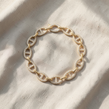 Pulseira de dourado luxuosa com um elegante design de corrente