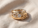 Anel dourado elegante com zircónias brilhantes