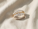 Conjunto elegante de anéis dourados adornados com zircões brilhantes