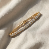 Elegante pulseira de ténis dourada com moissanite brilhante