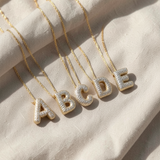 Colar de ouro com a letra inicial M em forma de bolha