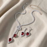 Conjunto elegante de colar e brincos com pedras vermelhas cintilantes