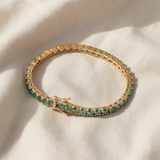 Pulseira tennis de luxo adornada com uma esmeralda