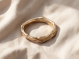 Elegante anel de dourado forjado