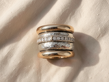 Anel elegante dourado e prateado com um design marcante e robusto