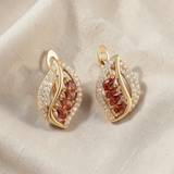 Brincos elegantes de dourado com rubi