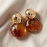 Elegantes brincos pendentes dourados com âmbar
