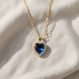 Colar elegante em ouro com pendente em forma de coração com safira azul