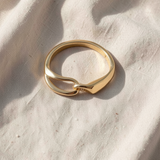 Colar choker dourado elegante com textura marcante