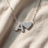 Colar de prata Amor Eterno com letra personalizada