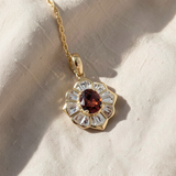 Colar elegante de ouro com um rubi deslumbrante