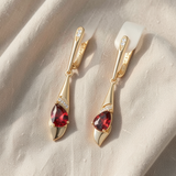 Brincos elegantes com um rubi vermelho encantador