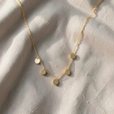 Colar dourado elegante com vários discos delicados
