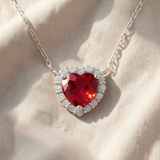 Colar elegante em dourado rosa com um encantador pendente em forma de coração de rubi