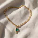 Colar de corrente elegante em ouro maciço, com um sumptuoso pendente de esmeralda