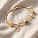 Elegante pulseira dourada entrançada com malaquite