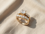 Anel dourado elegante e cintilante