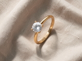 Anel elegante de dourado com um diamante brilhante