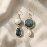 Brincos elegantes com uma pedra azul cintilante