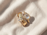 Conjunto de anéis elegantes dourados com zircónias brilhantes